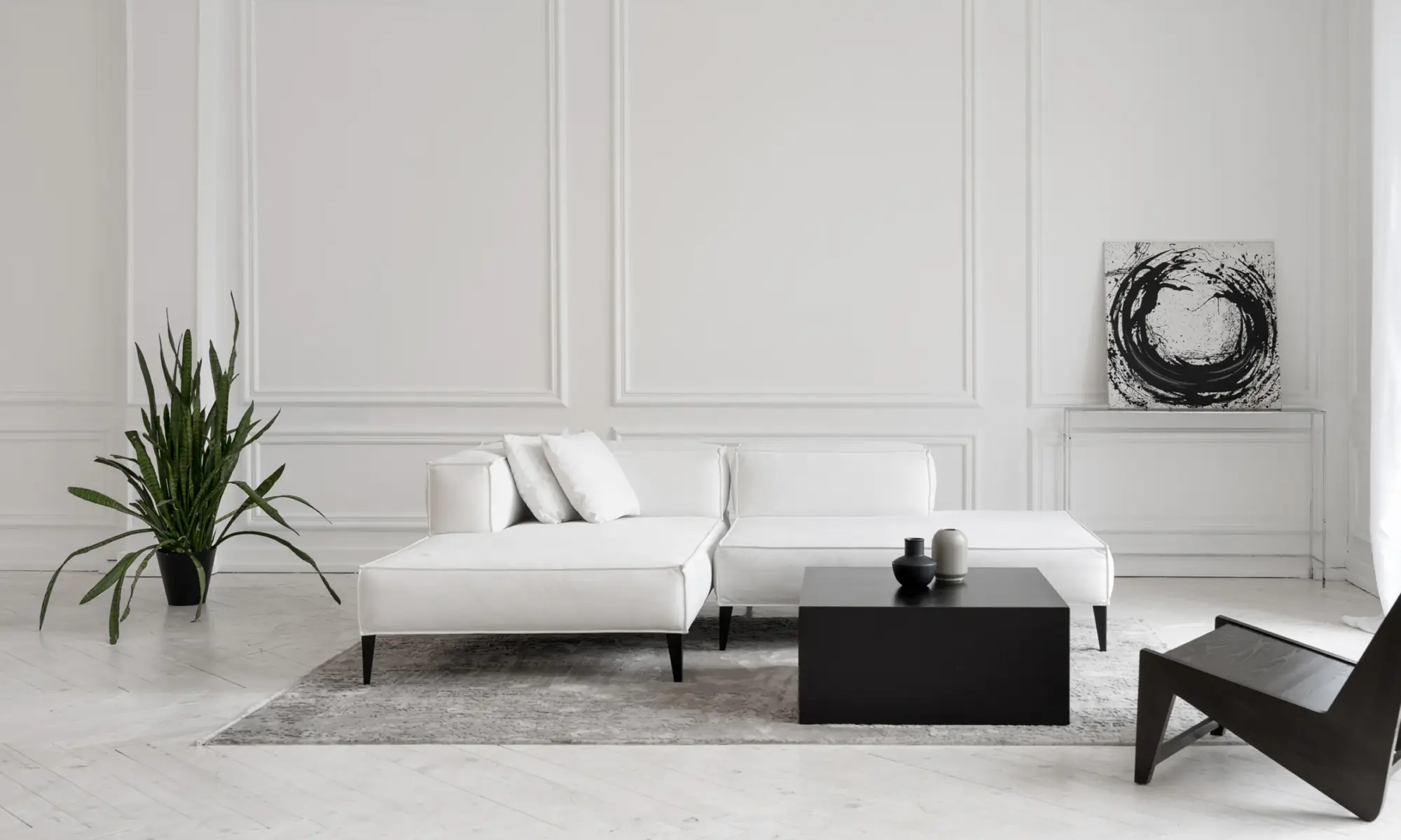 Sala blanca con molduras de pared