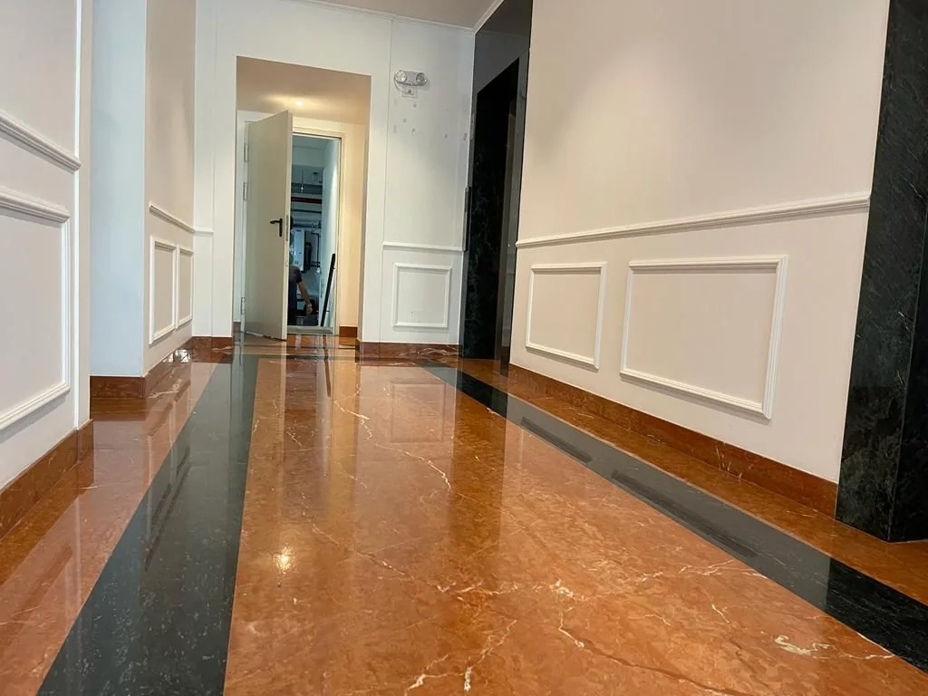 Pasillo con molduras de pared y zócalos